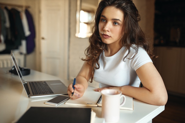jeune femme prenant des notes